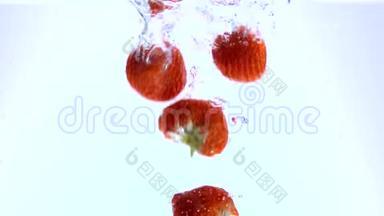 新鲜草莓落入水中-慢镜头